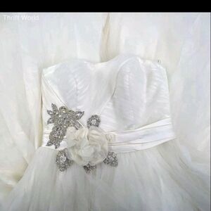 Oleg Cassini Ivory Gown with Elegant Floral Detailing size 12 NWOT